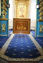 Полушерстяное ковровое покрытие в алтарь и солею храма