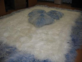 Покрывало Белое в голубом канте из овчины Тибетской